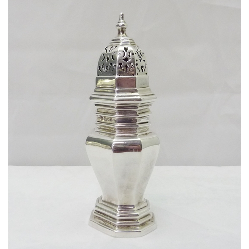 416 - A silver sugar caster of octagonal form, Theodore Rossi, London 1925.  160mm tall / 130gr.