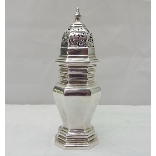 416 - A silver sugar caster of octagonal form, Theodore Rossi, London 1925.  160mm tall / 130gr.