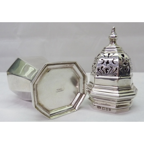 416 - A silver sugar caster of octagonal form, Theodore Rossi, London 1925.  160mm tall / 130gr.