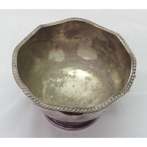 421 - A silver pedestal rose bowl having lion head ring handles, late 20th cent.  A/F interior corroded / ... 