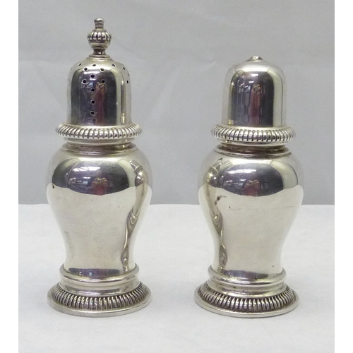 427 - A silver salt & pepper pot set, William Comyns, London 1967.  Pepper pot 111mm tall / 150gr