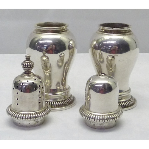 427 - A silver salt & pepper pot set, William Comyns, London 1967.  Pepper pot 111mm tall / 150gr