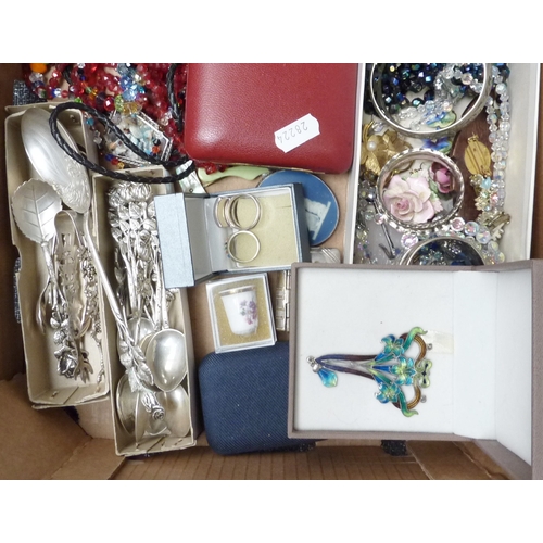 386 - A qty of costume jewellery, white metal and other cutlery etc