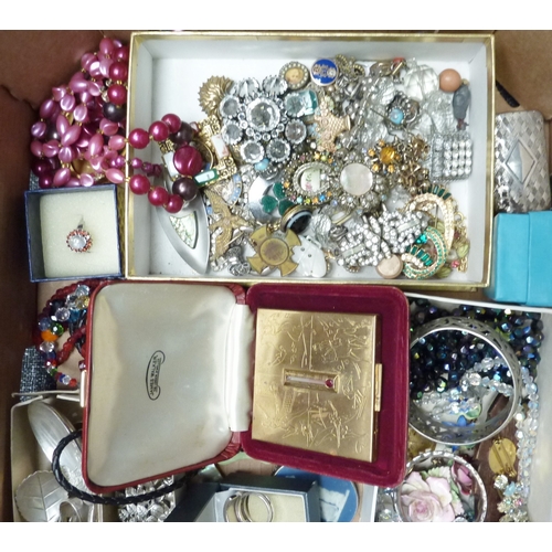 386 - A qty of costume jewellery, white metal and other cutlery etc