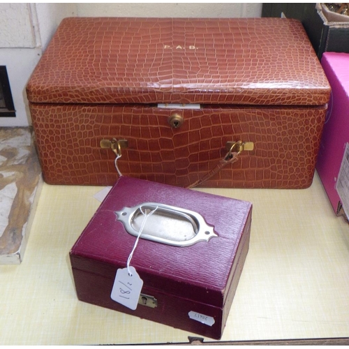 18 - The Goldsmiths & Silversmiths Co skin case 35cm wide together with a small leather jewellery box, no... 