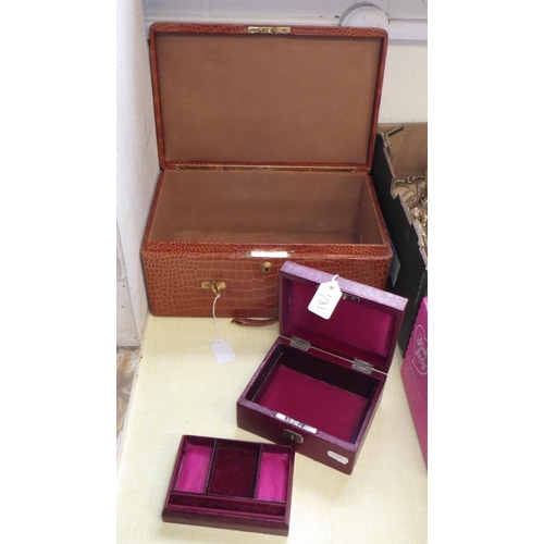 18 - The Goldsmiths & Silversmiths Co skin case 35cm wide together with a small leather jewellery box, no... 