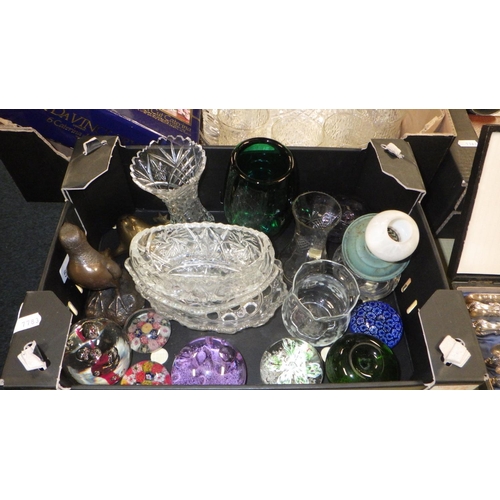 216 - A qty of various glass ware to include decanter, boxed Davinci Crystal, paperweights etc (2)