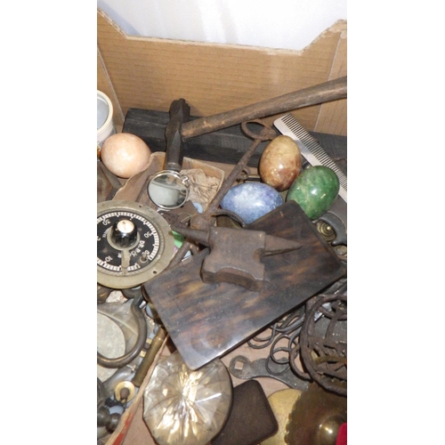 172 - A collectors lot to include a jewellers anvil, various brass, iron etc