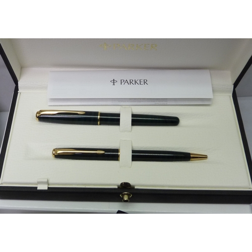 385 - A collection of Parker fountain pens incl Parker 51s.  Most boxed.