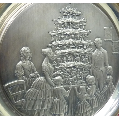 389 - A Birmingham Mint 1976 collectors' Christmas Plate, silver, in fitted case.  200mm diameter / 210gr