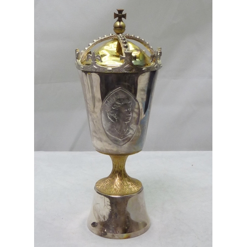 394 - A Silver Jubilee covered goblet, silver late 20th cent, Pobjoy Mint, boxed.  143mm tall / the base l... 