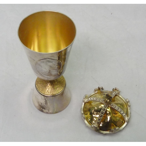 394 - A Silver Jubilee covered goblet, silver late 20th cent, Pobjoy Mint, boxed.  143mm tall / the base l... 