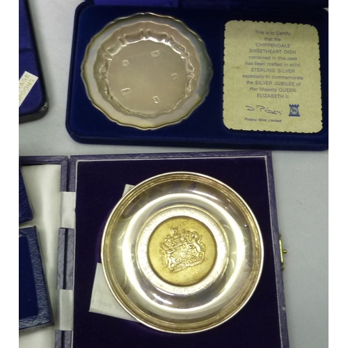 396 - Silver Jubilee commemoratives: a  silver spoon, 152mm long; a silver armorial dish, 100mm diameter; ... 