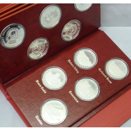 400 - The 150th Anniversary of Burke's Peerage: a twenty five medal set in book-style case, silver late 20... 