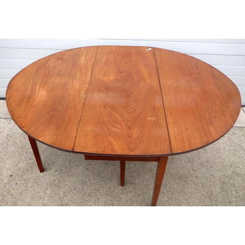 607 - A 19th cen mahogany drop leaf table, leg repaired, 133cm long