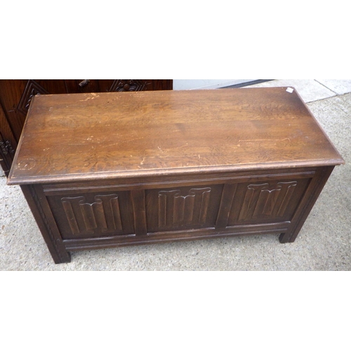 611 - A Siesta linenfold panelled oak blanket box together with a two drawer dresser (2)