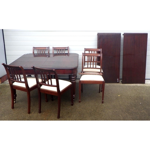 624 - A William IV mahogany pull out dining table, damage to top together with six reproduction chairs (7)