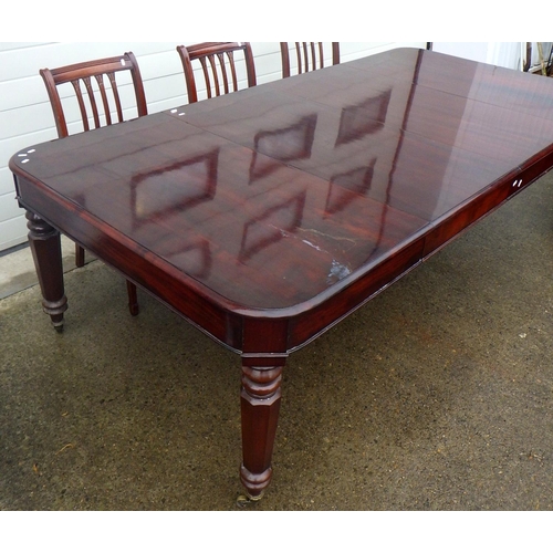 624 - A William IV mahogany pull out dining table, damage to top together with six reproduction chairs (7)