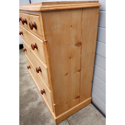 677 - A Victorian stripped pine chest of drawers with walnut knob handles, 110cm wide