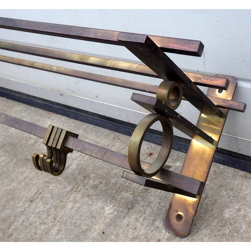 682 - A wall mounted metal coat/hat rack, 91cm wide