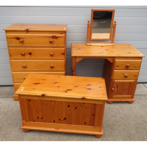 718 - A modern pine chest of drawers, blanket box and dressing table with mirror (4)