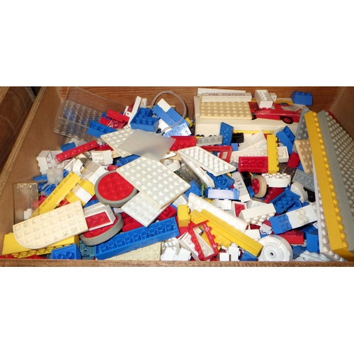 73 - A small qty of Lego and Meccano (2)