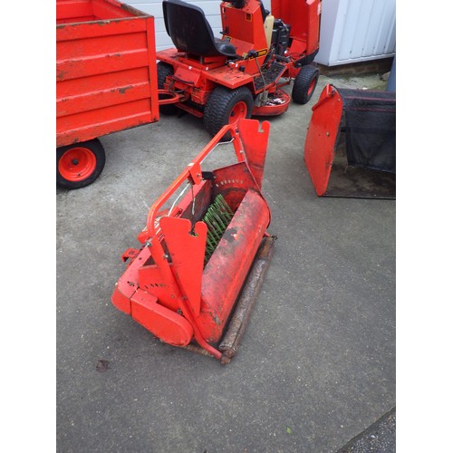 807 - A ride on Westwood T1200 mower, trailer, grass collector af, seized sold for spares, some rust,