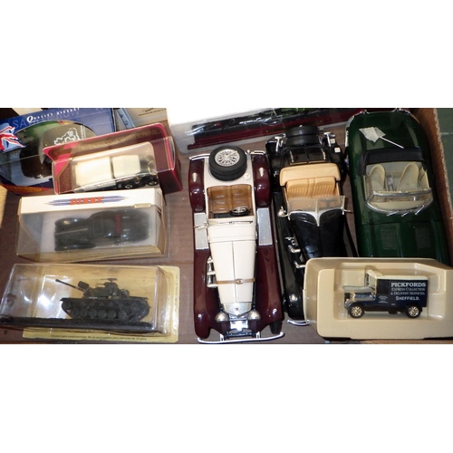 77 - A group of boxed and unboxed die cast vehicles to include Corgi, Dinky