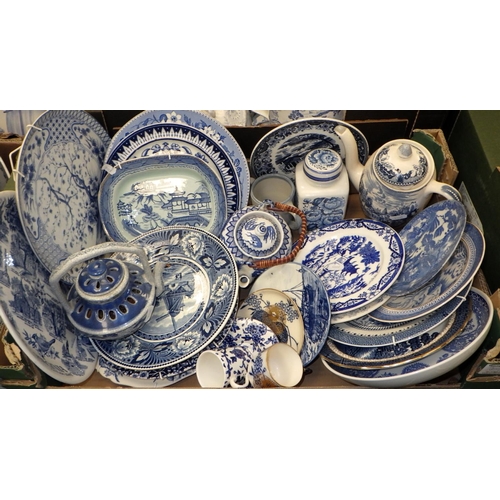 209 - A large qty of blue & white ceramics (5)