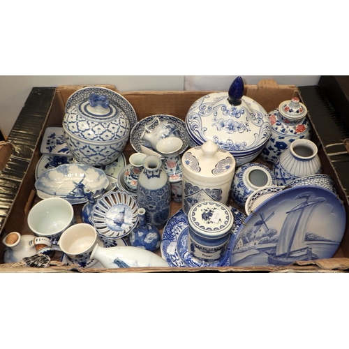 209 - A large qty of blue & white ceramics (5)