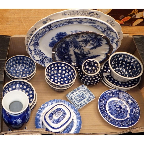 209 - A large qty of blue & white ceramics (5)