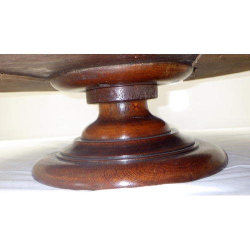 26 - An oak lazy Susan inscribed Bell metal & wood of York Minster. Burnt May20 1840 af 64cm diameter, Fr... 