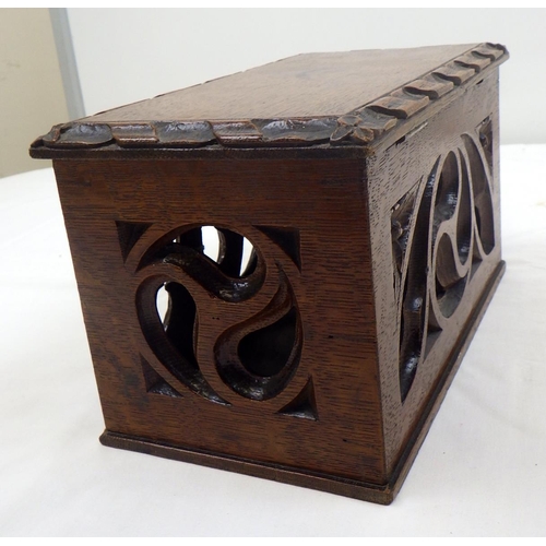 6 - A 19thC carved oak box 27cm wide, From the collection of the late Mr Darrell Buttery.