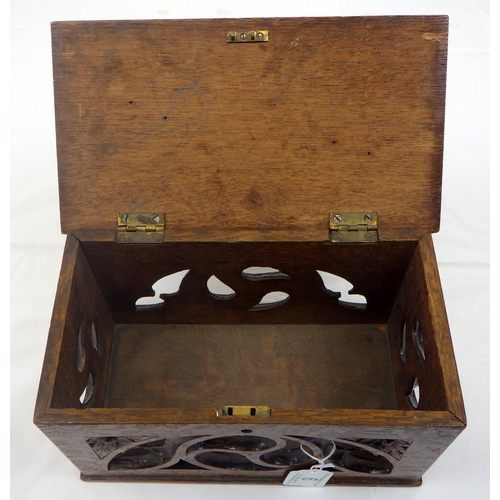 6 - A 19thC carved oak box 27cm wide, From the collection of the late Mr Darrell Buttery.