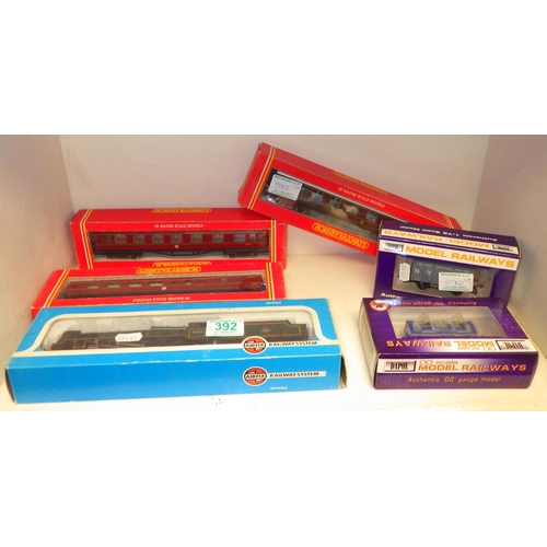 392 - Three OO gauge Hornby carriages together with an Airfix Rail system OO scale Loco and two Dapol carr... 