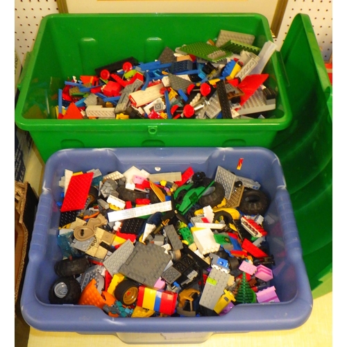 410 - A large qty of Lego (2)