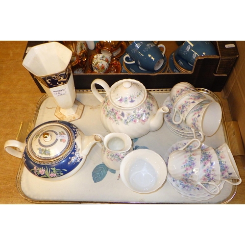 44 - A qty of misc tea ware to include Wedgwood Blue Siam tea pot etc (2)