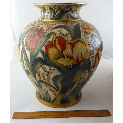 61 - A large modern blue & white foot bath together with ba large floral vase and a bed pan (3)