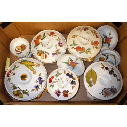 77 - A large qty Royal Worcester Evesham table ware (3)