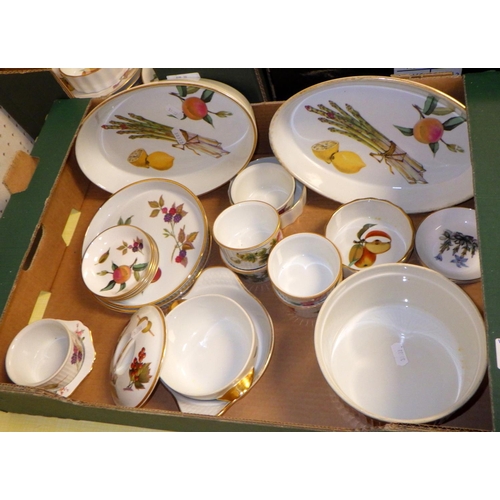 77 - A large qty Royal Worcester Evesham table ware (3)