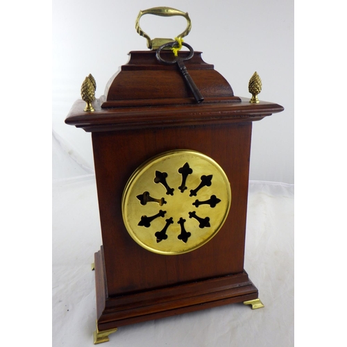 153 - A mantle clock 25 cm tall