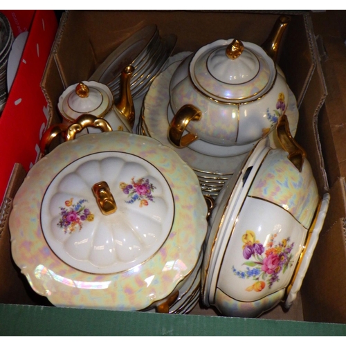 217 - A qty of misc ceramics to include dinner ware etc (3)