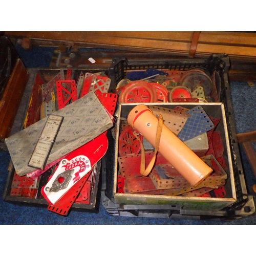 172 - A group of vintage artists boxes, easels and a qty of Meccano (qty)