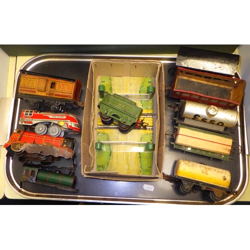 271 - A group of vintage tin plate railway carriages and accessories (2)