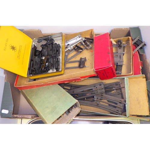 271 - A group of vintage tin plate railway carriages and accessories (2)