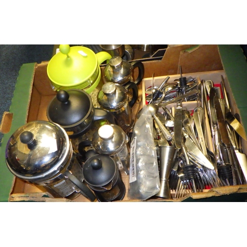 278 - A qty of various metal wares to includes flat ware, lamp etc (2)