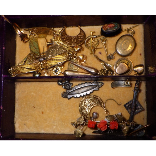 416 - A qty of costume jewellery in a leather case