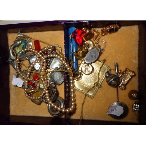 416 - A qty of costume jewellery in a leather case