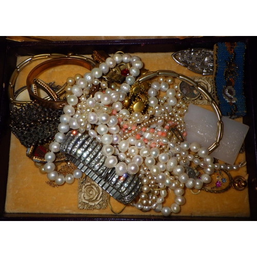 416 - A qty of costume jewellery in a leather case