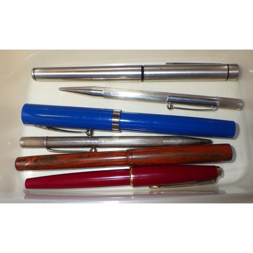 442 - Silver propelling pencils, fountain pens incl Parker, Shaeffer and Waterman.